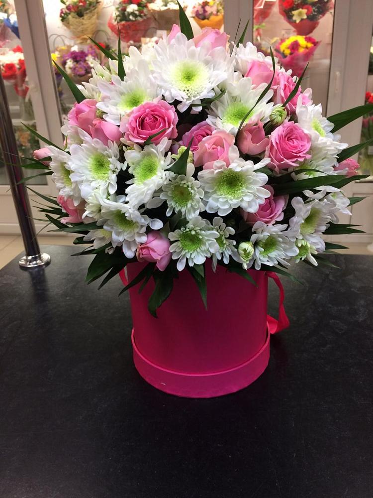 Цветочная композиция из Розы и Хризантемы в шляпной коробке в Глазуновке