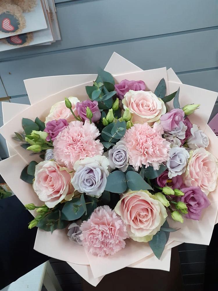 Букет цветов из: Розы, Гвоздики и Лизиантусы в Глазуновке